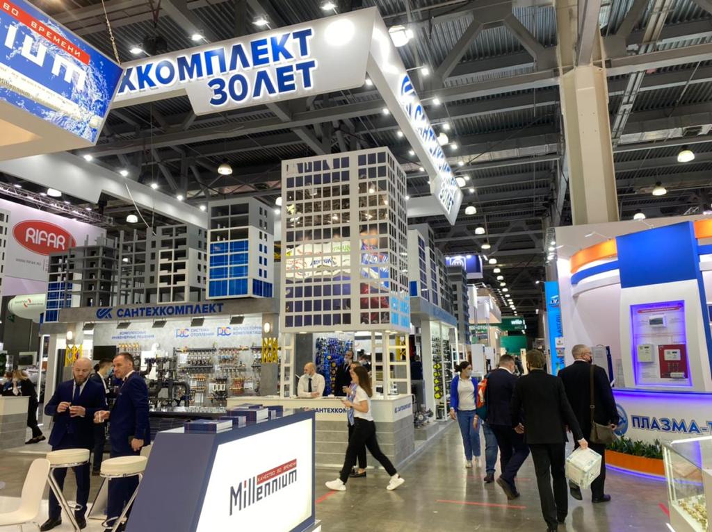 Выставочный холдинг «Привет-Медиа» реализовал двухэтажный стенд для компании «Сантехкомплект» в рамках грандиозного события Aquatherm Moscow 2022