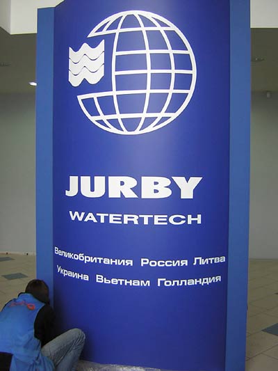 Выпуклая офисная стела с накладным логотипом